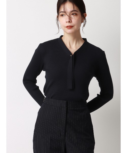 SUIT SQUARE(スーツスクエア)の「ボウタイプルオーバーリブニット 長袖 ウォッシャブル レーヨンストレッチ 無地(ニット/セーター・レディース・ネイビー/ライトグレー/ボルドー・38(9号))」の5枚目の写真