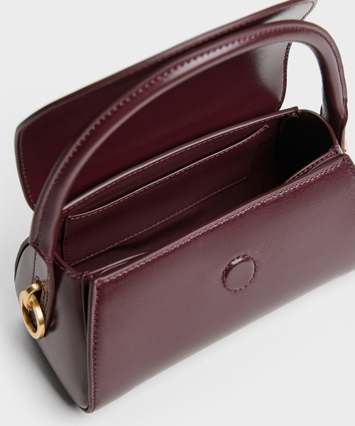 CHARLES & KEITH(チャールズ & キース)の「Kaila カイラ フラップトップハンドルバッグ(ハンドバッグ・レディース・ブラック/ワインレッド・S)」の9枚目の写真