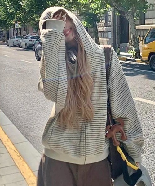 LADY LIKE(レディライク)の「裏起毛ボーダーゆったりパーカー(パーカー・レディース・ダークグレー/ベージュ・M)」の2枚目の写真