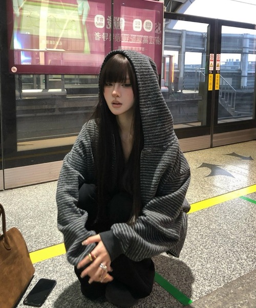 LADY LIKE(レディライク)の「裏起毛ボーダーゆったりパーカー(パーカー・レディース・ダークグレー/ベージュ・M)」の3枚目の写真