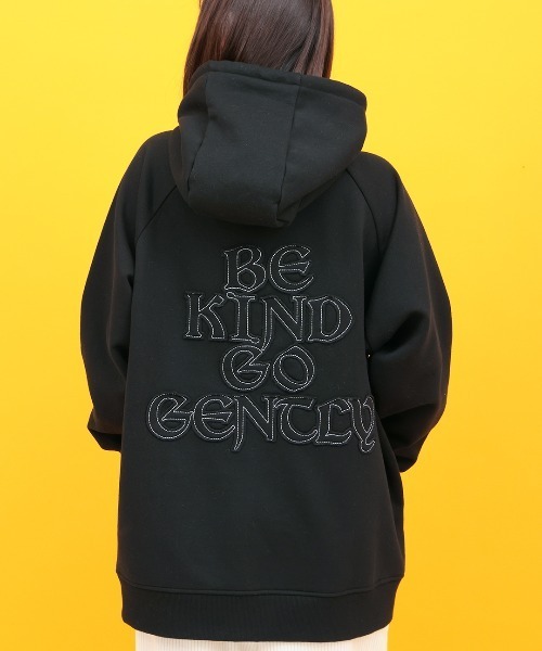 チチカカ（チチカカ）の「裏起毛ロゴパッチフーディー（パーカー・レディース・パープル/ブラック/アイボリー・FREE）」の2枚目の写真