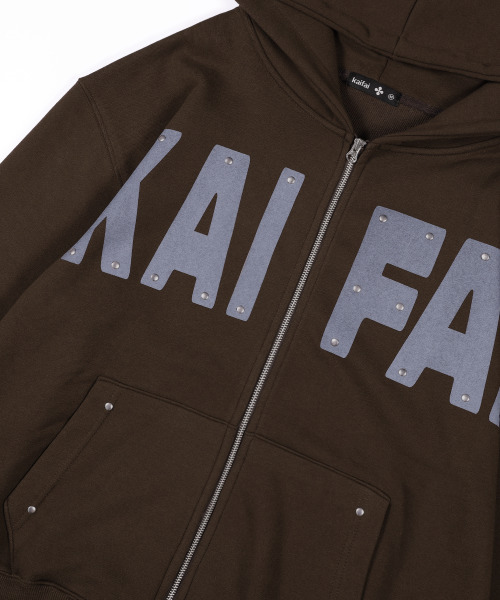 kaifai(カイファイ)の「ロゴスタッズフードジップアップ (ブラウン) K25ZA163(パーカー・レディース・その他・MEDIUM/LARGE)」の3枚目の写真
