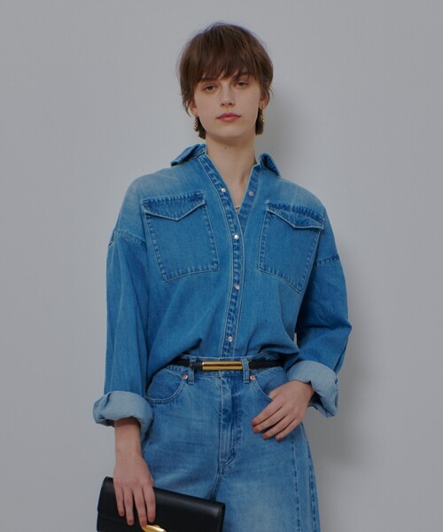 allureville（アルアバイル）の「バックレイヤードデニムシャツ（シャツ/ブラウス・レディース・ブルー・2）」の2枚目の写真