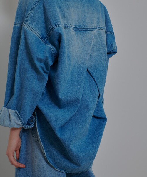 allureville（アルアバイル）の「バックレイヤードデニムシャツ（シャツ/ブラウス・レディース・ブルー・2）」の6枚目の写真