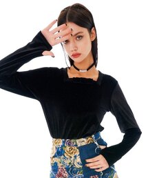 OTHER-worldly（アザーワールドリー）の「フィンガーホールリボンシャツ[ブラックベルベット]（シャツ/ブラウス）」