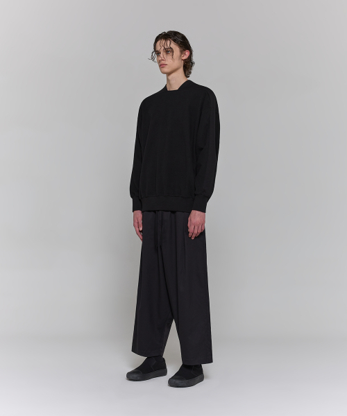 DGNAK(ディグナク)の「スクエアネックパイピングスウェットシャツ(ブラック)_ PE3TS0909(スウェット・メンズ・ブラック・MEDIUM/LARGE)」の2枚目の写真