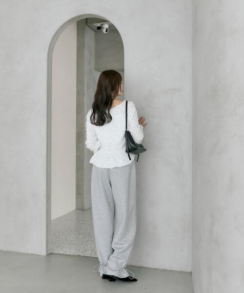 mystic(ミスティック)の「【3色展開/羽織りとしても◎】シャーリングペプラム TOPS(シャツ/ブラウス・レディース・オフホワイト/グリーン/ブラック・FREE)」の6枚目の写真