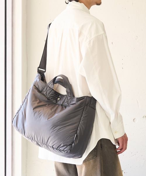 MAISON CLUB（メゾンクラブ）の「【MAISON CLUB】ナイロンエアーショルダーバッグ A4収納可能 メッセンジャーバッグ 軽量 ソフトバッグ 中綿　※（ショルダーバッグ・レディース・ブラック/ネイビー/グレー・FREE）」の8枚目の写真