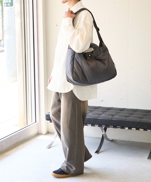 MAISON CLUB（メゾンクラブ）の「【MAISON CLUB】ナイロンエアーショルダーバッグ A4収納可能 メッセンジャーバッグ 軽量 ソフトバッグ 中綿　※（ショルダーバッグ・レディース・ブラック/ネイビー/グレー・FREE）」の6枚目の写真