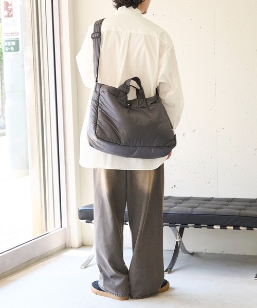 MAISON CLUB（メゾンクラブ）の「【MAISON CLUB】ナイロンエアーショルダーバッグ A4収納可能 メッセンジャーバッグ 軽量 ソフトバッグ 中綿　※（ショルダーバッグ・レディース・ブラック/ネイビー/グレー・FREE）」の5枚目の写真