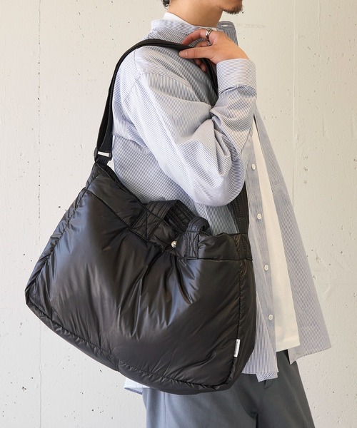 MAISON CLUB（メゾンクラブ）の「【MAISON CLUB】ナイロンエアーショルダーバッグ A4収納可能 メッセンジャーバッグ 軽量 ソフトバッグ 中綿　※（ショルダーバッグ・レディース・ブラック/ネイビー/グレー・FREE）」の20枚目の写真