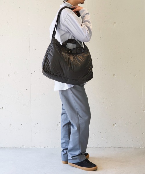 MAISON CLUB（メゾンクラブ）の「【MAISON CLUB】ナイロンエアーショルダーバッグ A4収納可能 メッセンジャーバッグ 軽量 ソフトバッグ 中綿　※（ショルダーバッグ・レディース・ブラック/ネイビー/グレー・FREE）」の15枚目の写真