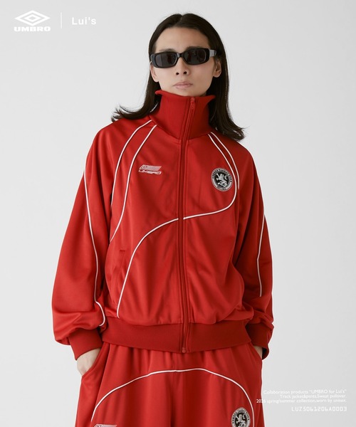 UMBRO（アンブロ）の「【UMBRO×Lui's】パイピングトラックジャケット（ブルゾン・レディース・ブラック/レッド・S/M）」の2枚目の写真