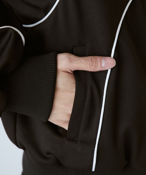 UMBRO（アンブロ）の「【UMBRO×Lui's】パイピングトラックジャケット（ブルゾン・レディース・ブラック/レッド・S/M）」の3枚目の写真