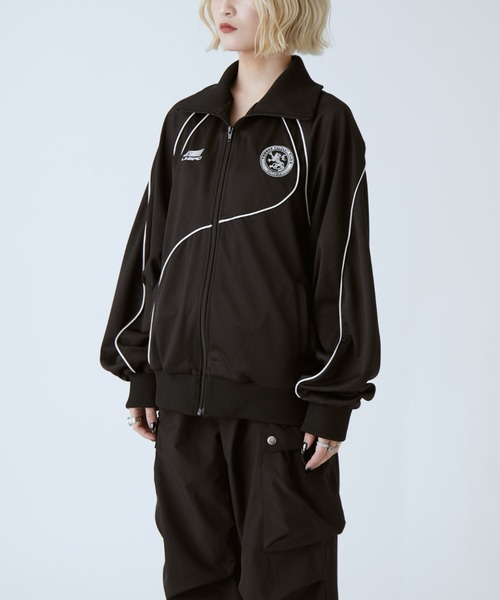 UMBRO（アンブロ）の「【UMBRO×Lui's】パイピングトラックジャケット（ブルゾン・レディース・ブラック/レッド・S/M）」の22枚目の写真