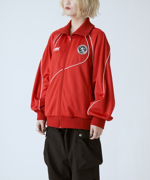 UMBRO（アンブロ）の「【UMBRO×Lui's】パイピングトラックジャケット（ブルゾン・レディース・ブラック/レッド・S/M）」の8枚目の写真