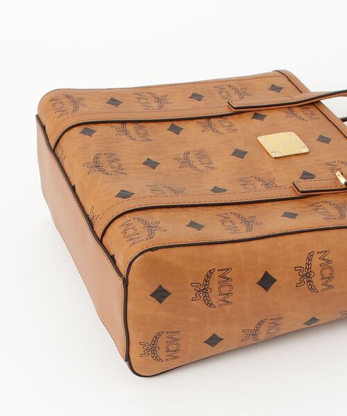 MCM（エムシーエム）の「Toni トップジップ ショッパーバッグ - ヴィセトス（トートバッグ・レディース・ブラウン・SMALL）」の4枚目の写真