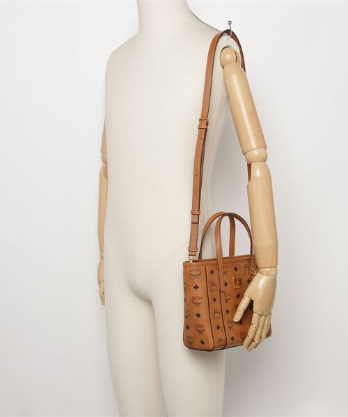 MCM（エムシーエム）の「Toni トップジップ ショッパーバッグ - ヴィセトス（トートバッグ・レディース・ブラウン・SMALL）」の6枚目の写真