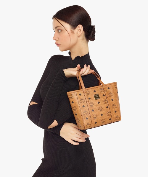 MCM（エムシーエム）の「Toni トップジップ ショッパーバッグ - ヴィセトス（トートバッグ・レディース・ブラウン・SMALL）」の2枚目の写真