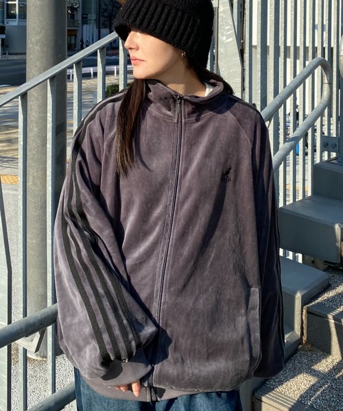 KANGOL（カンゴール）の「【KANGOL】袖ラインワンポイント刺繍ベロアトラックジャケット（ジャージ・レディース・ピンク/ベージュ/チャコール/ブラック・M/L/XL）」の3枚目の写真