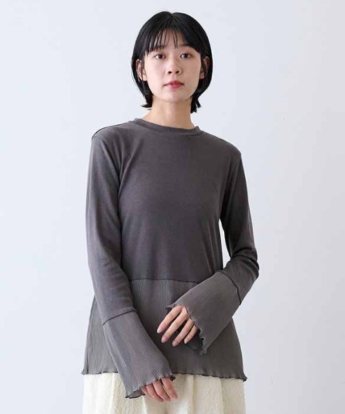 MEDE19F(メデジュウキュウ)の「MEDE19F プリーツドッキングトップス(Tシャツ/カットソー・レディース・チャコールグレー/アイボリー/ブラック・M)」の3枚目の写真