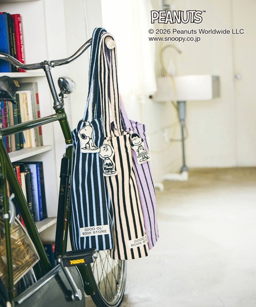 GLOBAL WORK（グローバルワーク）の「PEANUTS/チャーム付きパイル生地トート/634366（トートバッグ・レディース・チャコールグレー/アイボリー/ラベンダー・FREE）」の4枚目の写真