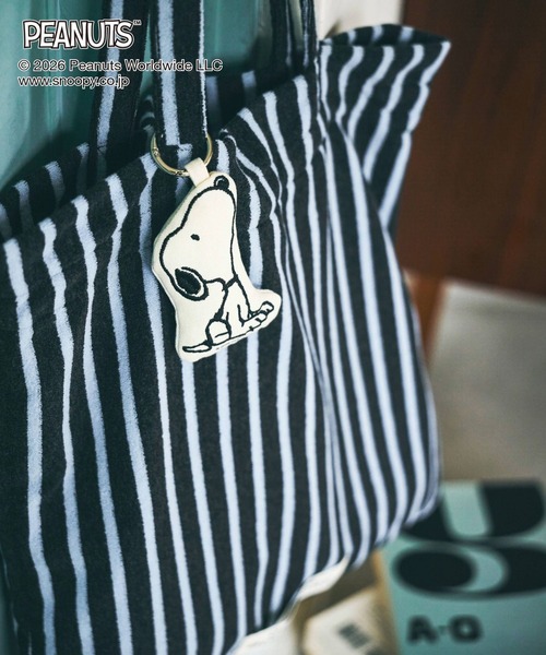 GLOBAL WORK（グローバルワーク）の「PEANUTS/チャーム付きパイル生地トート/634366（トートバッグ・レディース・チャコールグレー/アイボリー/ラベンダー・FREE）」の9枚目の写真