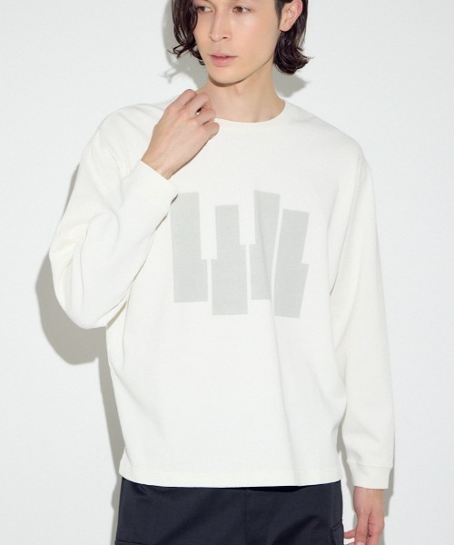 AZUL by moussy（アズールバイマウジー）の「キーボードアートロンT（Tシャツ/カットソー・メンズ・ブラック/ホワイト・SMALL/MEDIUM/LARGE）」の2枚目の写真