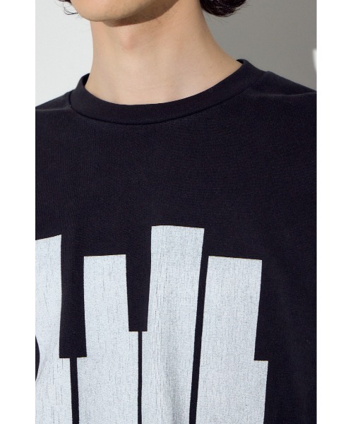 AZUL by moussy（アズールバイマウジー）の「キーボードアートロンT（Tシャツ/カットソー・メンズ・ブラック/ホワイト・SMALL/MEDIUM/LARGE）」の22枚目の写真