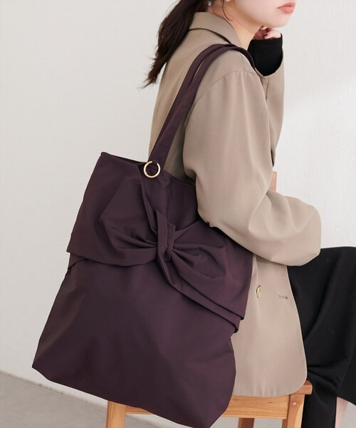 natural couture（ナチュラルクチュール）の「ねじリボントート（トートバッグ・レディース・ミント/イエロー/パープル/ピンク/ブラウン/レッド/サックスブルー/ブラック/ライトベージュ・FREE）」の3枚目の写真