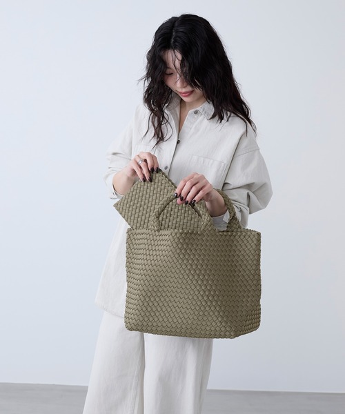 NAGHEDI(ナゲディ)の「【NAGHEDI】トートバッグ-St Barths Medium Tote(トートバッグ・レディース・アイボリー/カーキ/ピンク・M)」の17枚目の写真