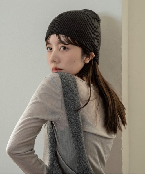 lawgy(ラウジー)の「simple rib embroidery logo knit cap / シンプルリブエンブロイダリーロゴニットキャップ(ニットキャップ/ビーニー・レディース・ブラック/チャコール・FREE)」の2枚目の写真