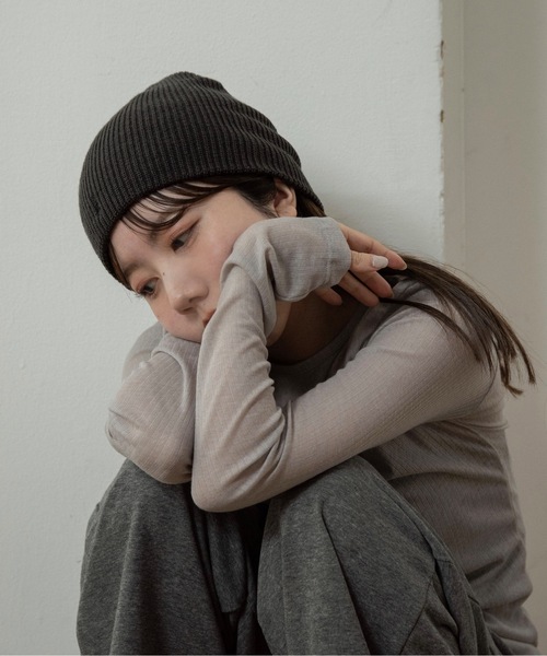 lawgy(ラウジー)の「simple rib embroidery logo knit cap / シンプルリブエンブロイダリーロゴニットキャップ(ニットキャップ/ビーニー・レディース・ブラック/チャコール・FREE)」の5枚目の写真