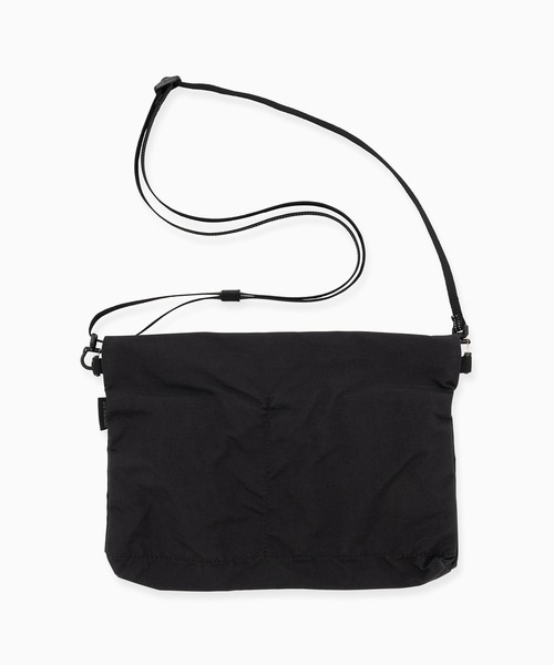 and wander(アンドワンダー)の「and wander/アンドワンダー × Gramicci/グラミチ nylon sacoche ナイロンサコッシュ 2026年春夏(ショルダーバッグ・メンズ・ブラック・FREE)」の2枚目の写真