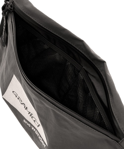 and wander(アンドワンダー)の「and wander/アンドワンダー × Gramicci/グラミチ nylon sacoche ナイロンサコッシュ 2026年春夏(ショルダーバッグ・メンズ・ブラック・FREE)」の12枚目の写真