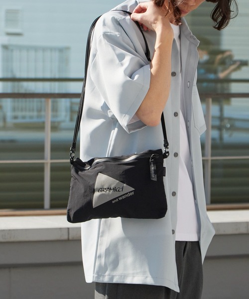 and wander(アンドワンダー)の「and wander/アンドワンダー × Gramicci/グラミチ nylon sacoche ナイロンサコッシュ 2026年春夏(ショルダーバッグ・メンズ・ブラック・FREE)」の4枚目の写真