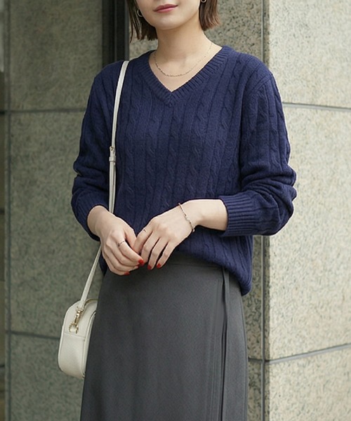 STYLE DELI（スタイルデリ）の「ストレートケーブルVネックニットトップス（ニット/セーター・レディース・イエロー/ネイビー/アイボリー・FREE）」の3枚目の写真