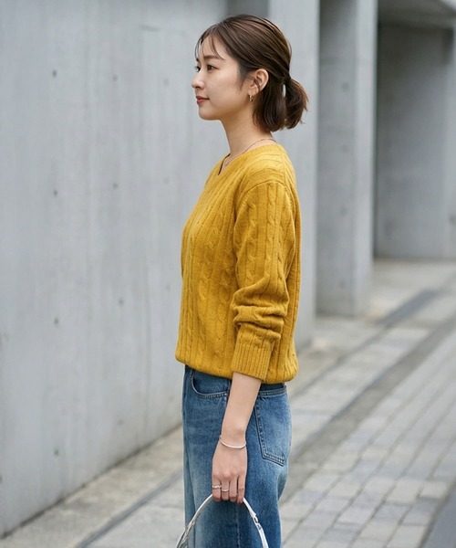 STYLE DELI（スタイルデリ）の「ストレートケーブルVネックニットトップス（ニット/セーター・レディース・イエロー/ネイビー/アイボリー・FREE）」の5枚目の写真