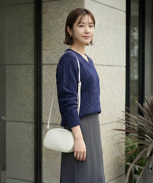 STYLE DELI（スタイルデリ）の「ストレートケーブルVネックニットトップス（ニット/セーター・レディース・イエロー/ネイビー/アイボリー・FREE）」の9枚目の写真