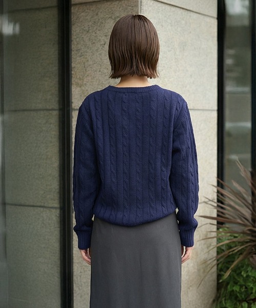 STYLE DELI（スタイルデリ）の「ストレートケーブルVネックニットトップス（ニット/セーター・レディース・イエロー/ネイビー/アイボリー・FREE）」の10枚目の写真