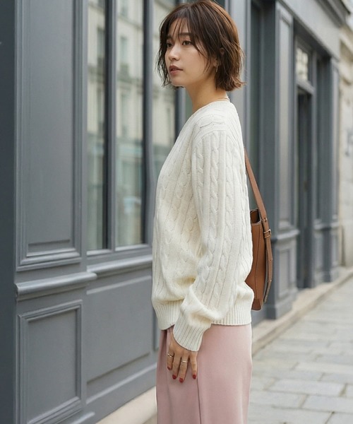 STYLE DELI（スタイルデリ）の「ストレートケーブルVネックニットトップス（ニット/セーター・レディース・イエロー/ネイビー/アイボリー・FREE）」の12枚目の写真