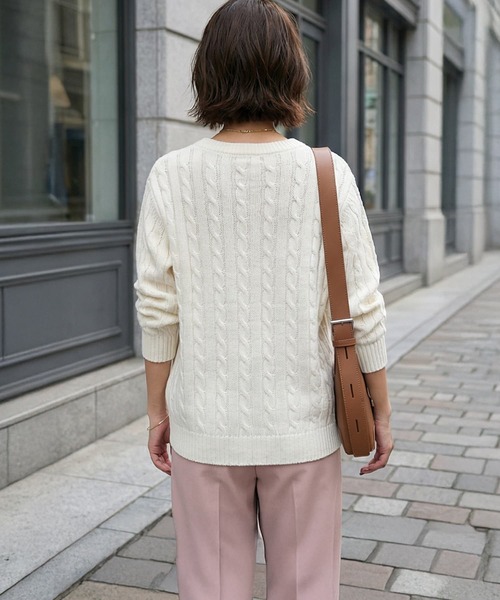 STYLE DELI（スタイルデリ）の「ストレートケーブルVネックニットトップス（ニット/セーター・レディース・イエロー/ネイビー/アイボリー・FREE）」の14枚目の写真