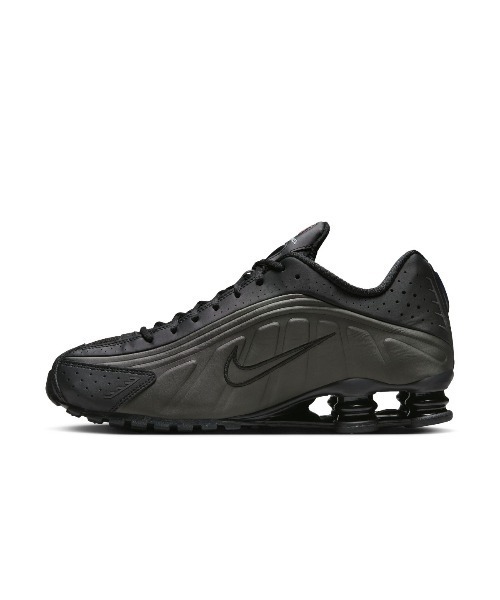 NIKE（ナイキ）の「NIKE Shox R4（ナイキ ショックス R4）（スニーカー・メンズ・ブラック系/シルバー系・24cm/24.5cm/25cm/25.5cm/26cm/26.5cm/27cm/27.5cm/28cm/28.5cm/29cm）」の3枚目の写真