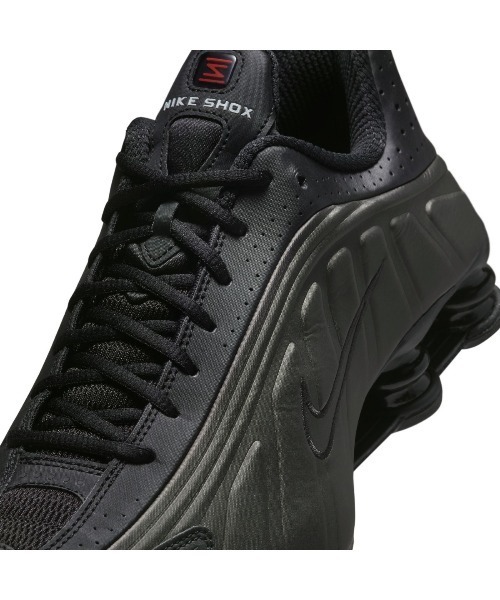 NIKE（ナイキ）の「NIKE Shox R4（ナイキ ショックス R4）（スニーカー・メンズ・ブラック系/シルバー系・24cm/24.5cm/25cm/25.5cm/26cm/26.5cm/27cm/27.5cm/28cm/28.5cm/29cm）」の10枚目の写真