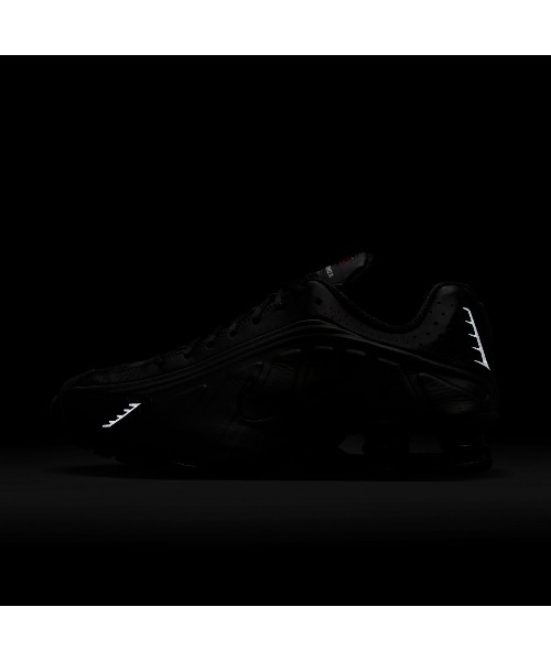 NIKE（ナイキ）の「NIKE Shox R4（ナイキ ショックス R4）（スニーカー・メンズ・ブラック系/シルバー系・24cm/24.5cm/25cm/25.5cm/26cm/26.5cm/27cm/27.5cm/28cm/28.5cm/29cm）」の12枚目の写真