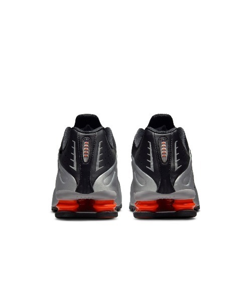 NIKE（ナイキ）の「NIKE Shox R4（ナイキ ショックス R4）（スニーカー・メンズ・ブラック系/シルバー系・24cm/24.5cm/25cm/25.5cm/26cm/26.5cm/27cm/27.5cm/28cm/28.5cm/29cm）」の20枚目の写真