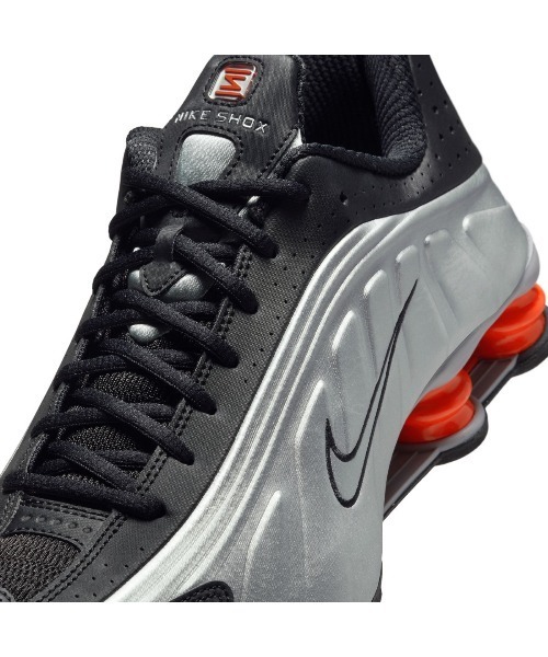 NIKE（ナイキ）の「NIKE Shox R4（ナイキ ショックス R4）（スニーカー・メンズ・ブラック系/シルバー系・24cm/24.5cm/25cm/25.5cm/26cm/26.5cm/27cm/27.5cm/28cm/28.5cm/29cm）」の21枚目の写真