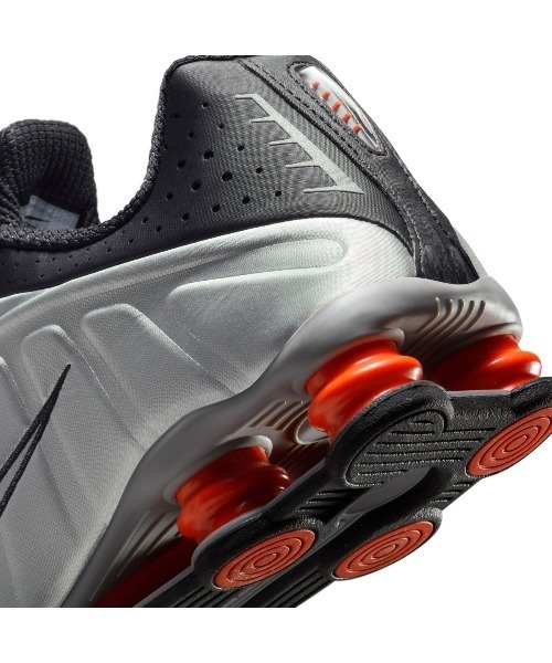 NIKE（ナイキ）の「NIKE Shox R4（ナイキ ショックス R4）（スニーカー・メンズ・ブラック系/シルバー系・24cm/24.5cm/25cm/25.5cm/26cm/26.5cm/27cm/27.5cm/28cm/28.5cm/29cm）」の22枚目の写真