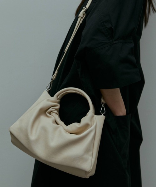 flaeu（フラユ）の「Ring Handle 2Way Bag（ショルダーバッグ・レディース・ブラック/アイボリー/ブラウン・FREE）」の4枚目の写真