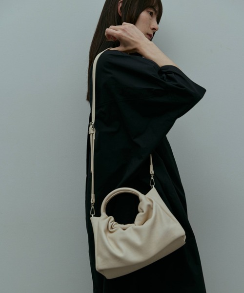 flaeu（フラユ）の「Ring Handle 2Way Bag（ショルダーバッグ・レディース・ブラック/アイボリー/ブラウン・FREE）」の5枚目の写真